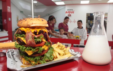 Hamburguesas de infarto pone mucho énfasis en la presentación de sus platos.