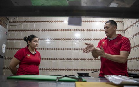 2. Un trabajador. Con discapacidad auditiva trabaja en un vivero.