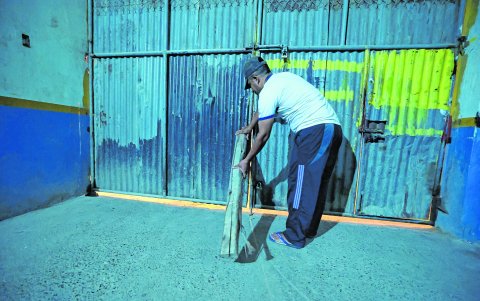 El aumento 
de crÍmenes 
hace que los ciudadanos no solo coloquen candados en las puertas, sino palos, muebles y hasta ollas que sirvan de trabas y funcionen como alertas al hacer ruido.