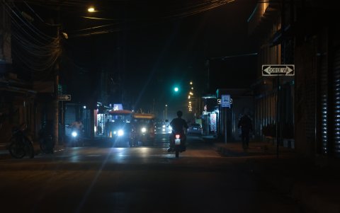 Después de las 19:00 las calles de Durán lucen desiertas. Los negocios cierran. Son escasos los que transitan.