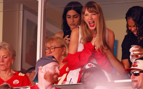 Donna, la madre del jugador (i) junto a su novia, la famosa cantante Taylor Swift, durante el último partido.