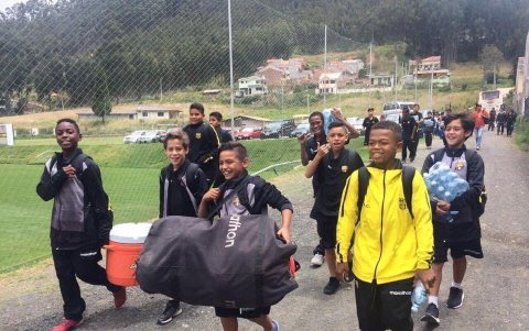 Inicios. Cuando tenía 10 años, Allen ya era un ‘todoterreno’, siempre le gustó ser colaborador. En la foto, llevando la hielera.