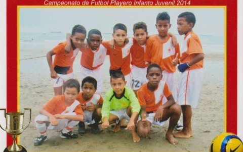Allen Obando en un equipo de fútbol playa en Esmeraldas.