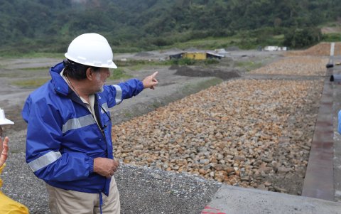 Roque Proaño, director de la Comisión Río Coca, señala los trabajos de la etapa 0, que consiste en una pantalla subterránea de acero para detener la erosión a 1,2 kilómetros de la obra de captación.