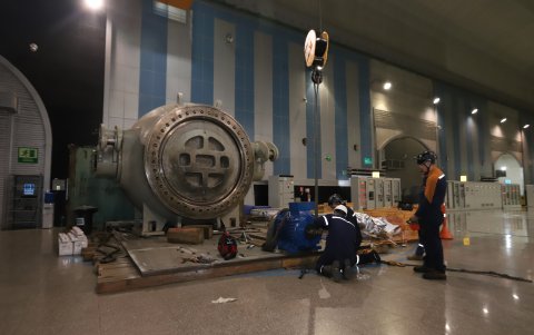 Distribuidor. O también llamados caracoles por su forma, se encargan de conducir de forma controlada el agua hacia las turbinas para generar electricidad.
