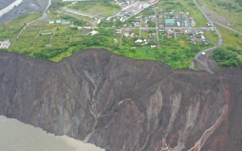 Vista Panorámica del poblado de San Luis, hace menos de un año, había 100 metros de distancia, entre las viviendas y el borde del abismo.