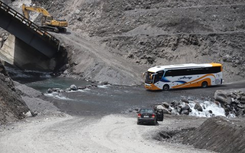 En menos de 10 días se han quedado atrapados 3 buses de trasporte interprovincial en el tramo donde se cayó el puente que está sobre el río Marker