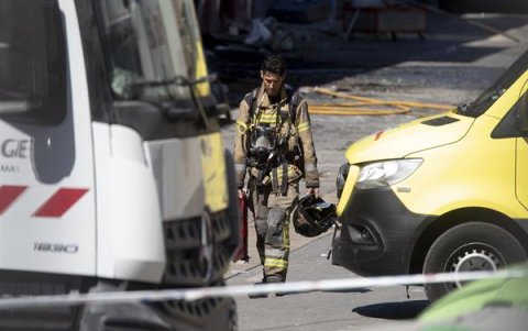 Un bombero en la zona de ocio de las Atalayas, en la ciudad española del Murcia