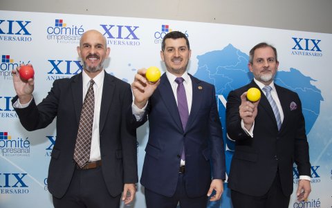 Juan Carlos Díaz-Granados, Miguel Ángel González y Juan Javier Sánchez con las esferas con las que, al final del evento, se llenó simbólicamente un mapa del Ecuador, para luego explicar que una esfera aislada no significa nada e invitar a cada asistente a unirse con su aporte por un país mejor.