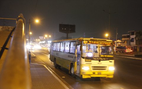 Pérdidas. La mayoría de buses hacen sus recorridos hasta las 21:30. En la noche, casi todos pasan vacíos.