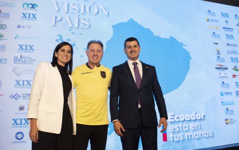 Gabriela Uquillas y Miguel Ángel González, junto a Álex Aguinaga (centro), la sorpresa de la noche.