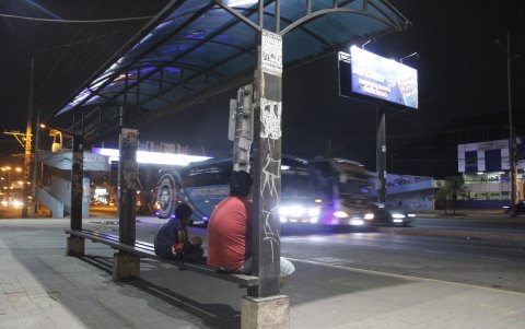 Desolado. Los paraderos de    buses se muestran desolados desde las 20:00 debido al temor que sienten los ciudadanos a estar fuera de casa.