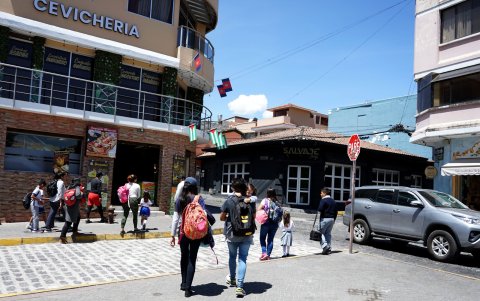 Comercial. El sector es altamente concurrido por la oferta variada que existe.