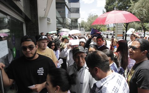 Quito. Decenas de clientes se aglomeraron en las afueras de una agencia de Latam, en la capital. Buscan una pronta solución.