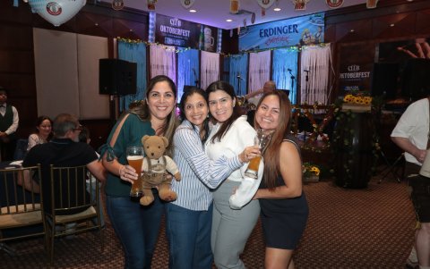 Alejandra Rojas, Zulma Suárez, Maritza Henao y Jenny Paredes brindan con el oso Teddy.
