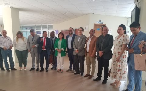 Directivos universitarios y del CACES posan para una foto general luego de la presentación del modelo de evaluación.