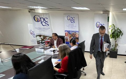 Ante las denuncias hechas, Toral fue cesado como secretario de la comisión del concurso de contralor.