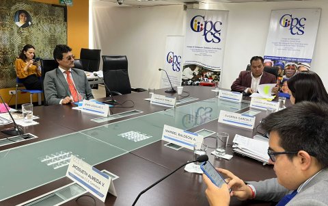 La sesión continuó sin Toral y se eligió a la comisionada Carmen Atupaña como secretaria temporal.