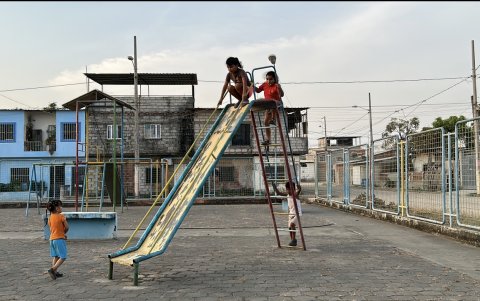 Parques. En la cooperativa 16 de Octubre, los moradores buscan proteger especialmente a los niños mientras juegan en los parques.