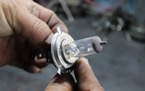 Si compra un foco para el carro no toque el extremo de color negro, porque automáticamente se  quemará.