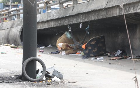 Dos sillones, una hamaca y, cerca, la evidencia de la quema de cables en medio de la estructura.