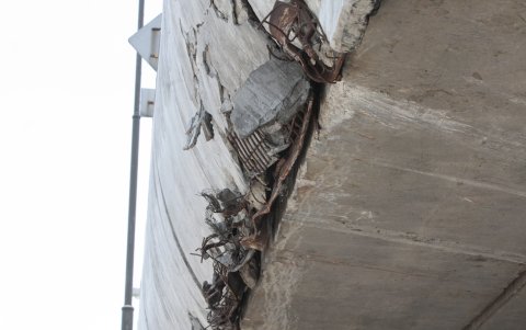 Asi se observa parte de la estructura del puente ubicado en la avenida Camilo Ponce Enríquez.