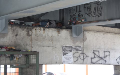 Sauces. Otro puente donde se ve la presencia de personas en situación de calle y drogas es el que conecta a Sauces con Samborondón