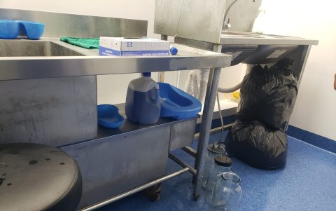 Esta es la trampa de grasa de cocina industrial que se utilizaba en un quirófano.