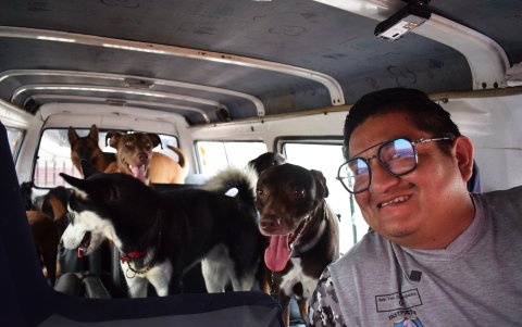 César es el encargado de recoger puerta a puerta a los 'perrijos'.