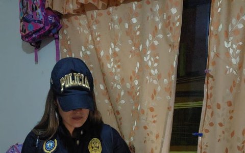 Ua oficial (c) junto a una detenida y presunta integrante de una facción del grupo criminal transnacional venezolano 