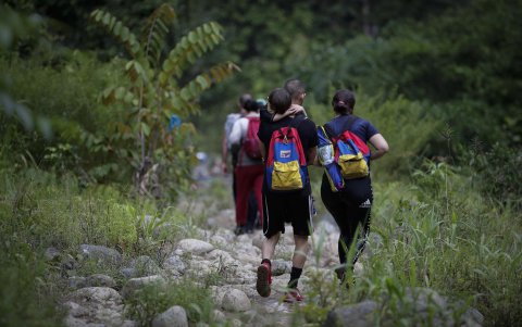 El paso por la selva del Darién no es como imaginaron. Guiados por videos que inundan las redes sociales y el relato de conocidos, la desinformación y el engaño acentúan la crisis migratoria.