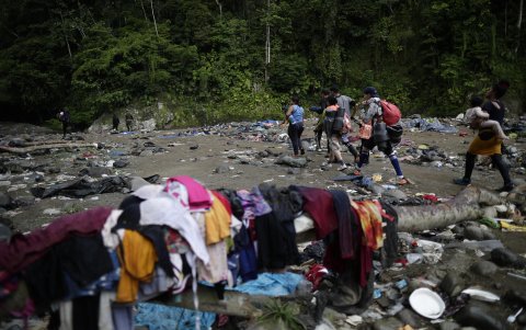 Migrantes caminan por trochas en su rumbo hacia los Estados Unidos, el 14 de septiembre de 2023, en el Darién (Panamá).