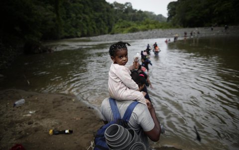 Migrantes cruzan el río Turquesa, el 14 de septiembre de 2023 en Darién (Panamá). Horrible, horrible, repiten muchos migrantes.