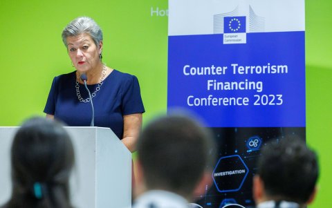 La Comisaria Europea de Asuntos de Interior, Ylva Johansson, pronuncia el discurso de apertura de la primera Conferencia Anual sobre la Lucha contra la Financiación del Terrorismo.