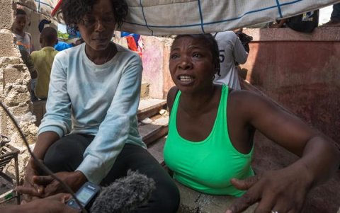 Una mujer habla sobre la intervención militar para mejorar la seguridad, el 4 octubre 2023, en Puerto Príncipe