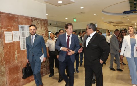 Francisco Mora (izquierda), el presidente del Consejo Directivo del IESS, Alfredo Ortega y el gerente del hospital Teodoro Maldonado Carbo, Roque Villacís.