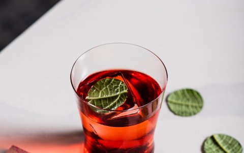 Coctel Negroni elaborado con hojas de higo.