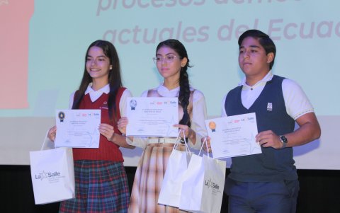 Algunos de los alumnos que destacaron en el acto. En la imagen, los primeros lugares del torneo.