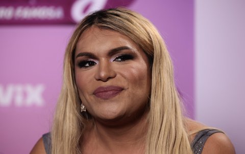 La influencer trans, Wendy Guevara habla durante una entrevista con EFE.