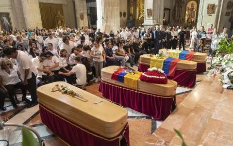 El funeral celebrado en la Iglesia del Salvador de Caravaca de la Cruz, cinco días después del trágico incendio en el que perdieron la vida en Murcia.