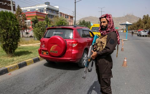 Un guardia de seguridad talibán en un puesto de control en Kabul, Afganistán, el 6 de octubre de 2023.
