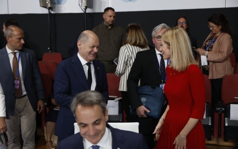 El canciller alemán, Olaf Scholz (2i), conversa con la primera ministra de Estonia,Kaja Kallas (d), durante la reunión de la comunidad Política Europea que se celebra en Granada