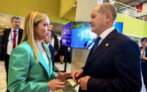La primera ministra italiana, Giorgia Meloni (i), y el canciller alemán, Olaf Scholz, mantienen un encuentro bilateral este viernes en Granada el marco de la reunión informal del Consejo Europeo.