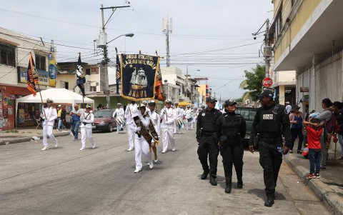 Resguardo. Grupos de metropolitanos brindaron resguardo al desfile, igual que los policías nacionales.