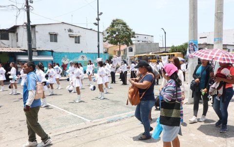 Madres y padres de familia recorrieron a la par del desfile para cuidar de cerca a sus hijos, aunque algunas iban con niños en brazos.