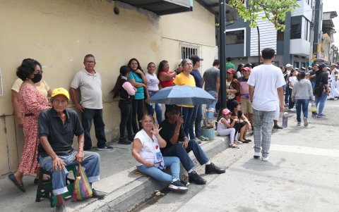 Los moradores y propietarios de negocios decidieron hacer un alto a sus actividades para ver el desfile.