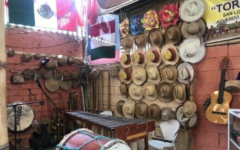 Artesanías. El sitio ofrece una variedad de utensilios como jarrones y carteras hechas de coco, tagua y madera.