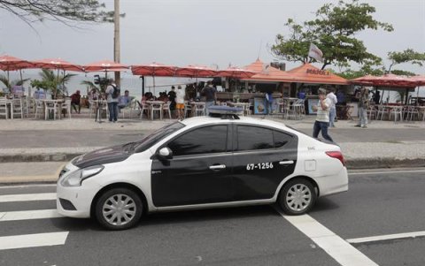 Un vehículo policial fue registrado en la zona donde fueron asesinados tres médicos, en la orla de Barra Tijuca, en Río de Janeiro (Brasil)