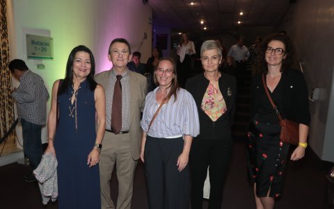 Peggy Ponce, Héctor Vera, Solene Haillard, Pascale Baraghini y Nathalie Pouchin.