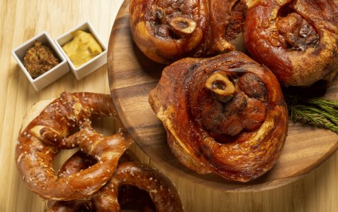 Una pieza grande de carne al horno para muchos es una de las mejores opciones del Oktoberfest.